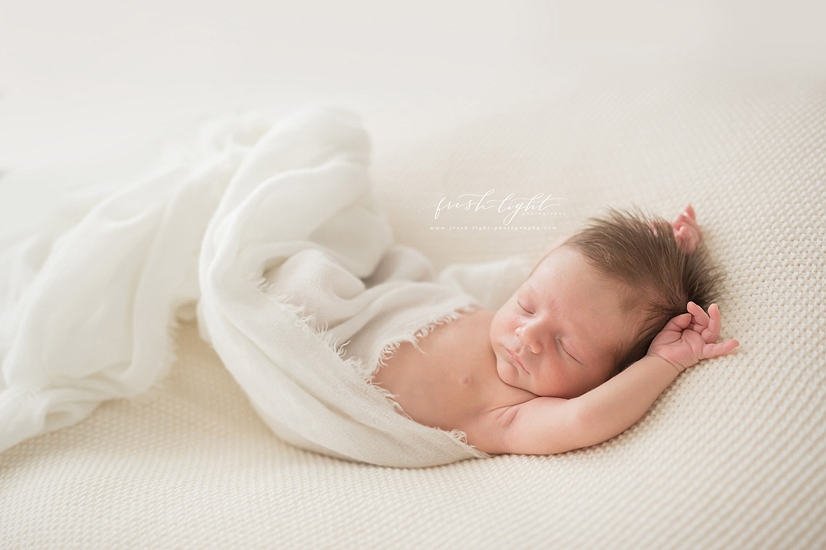 minimalistic newborn pictures houston