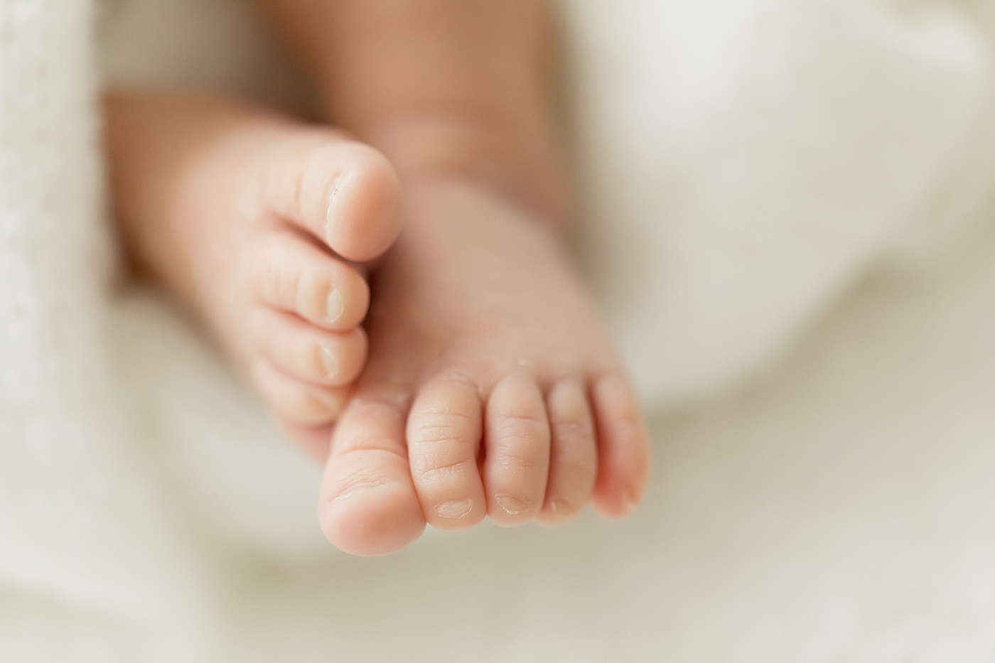 Baby toes | How to prepare for your newborn session by Fresh Light Photography
