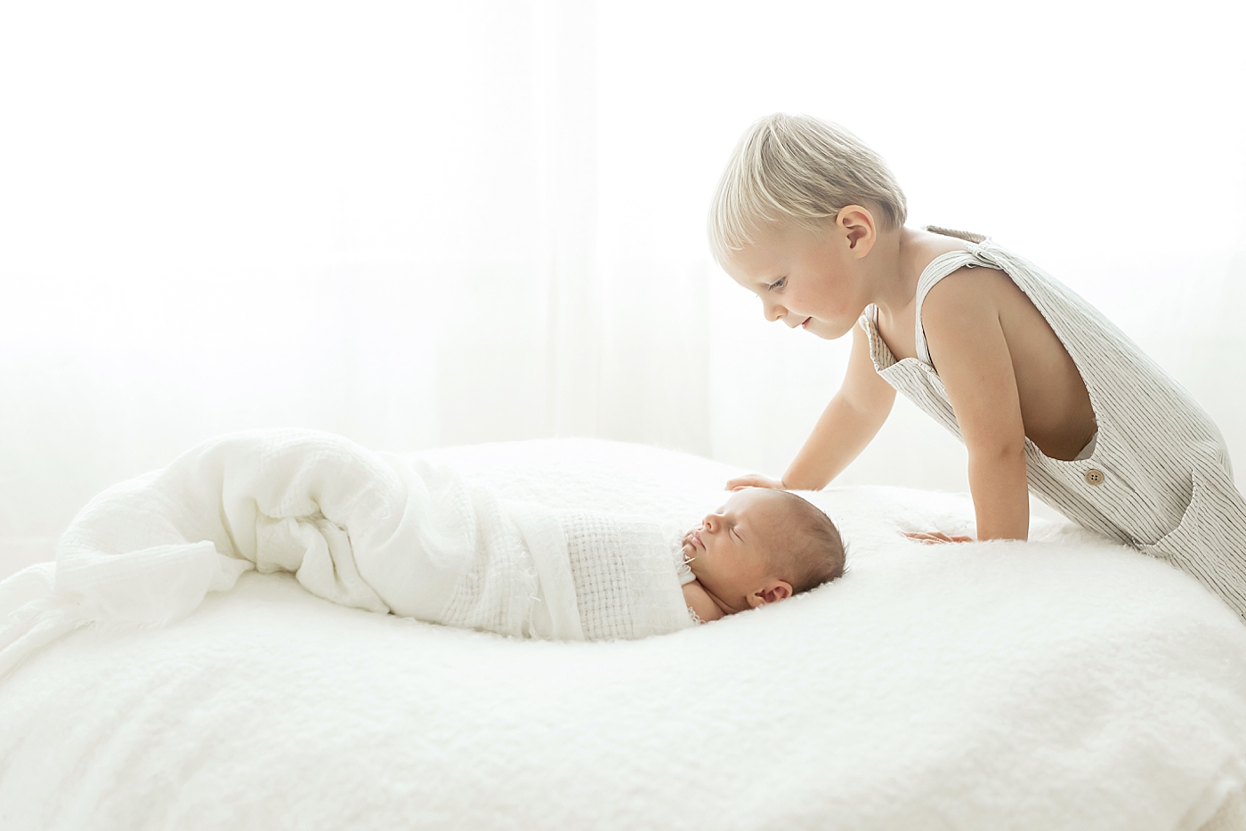Preparing for your newborns session can feel daunting, but it doesn't have to be. Fresh Light Photography is sharing tips on how to prepare for your newborn session with these sweet baby and big brother!