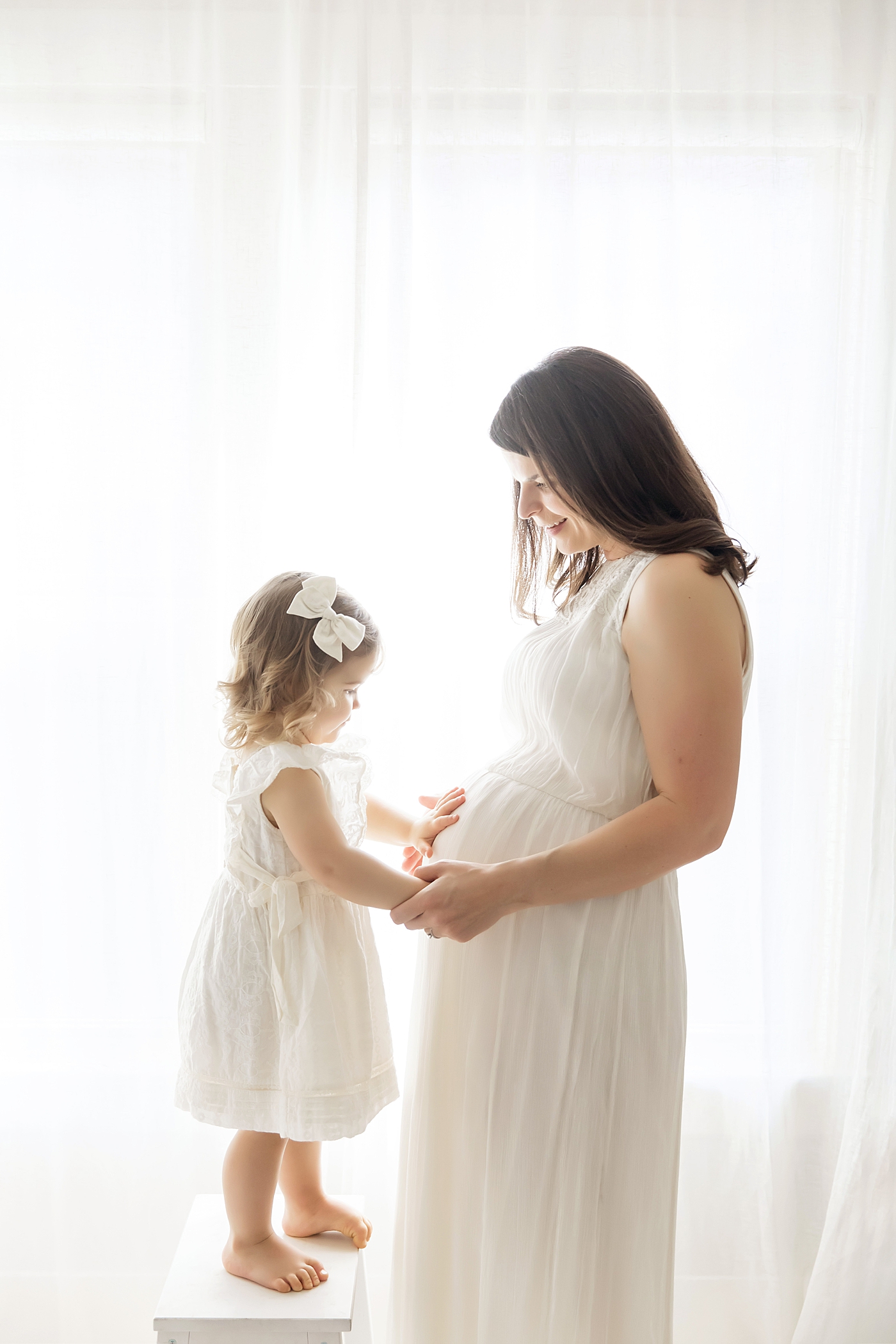 Big sister touching Mom's belly during maternity photoshoot | Fresh Light Photography