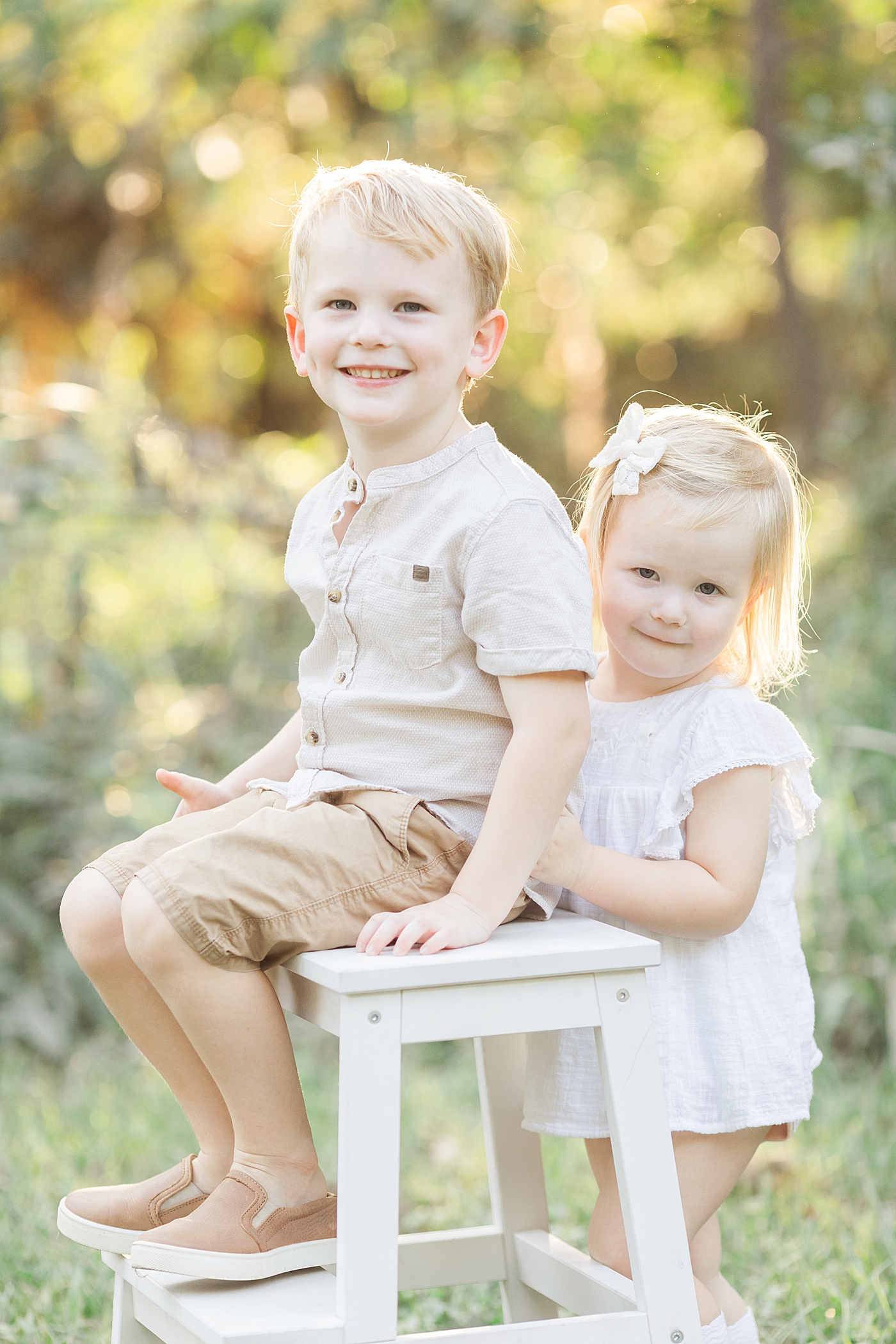 Sibling photo during family session in Houston. Photo by Fresh Light Photography.