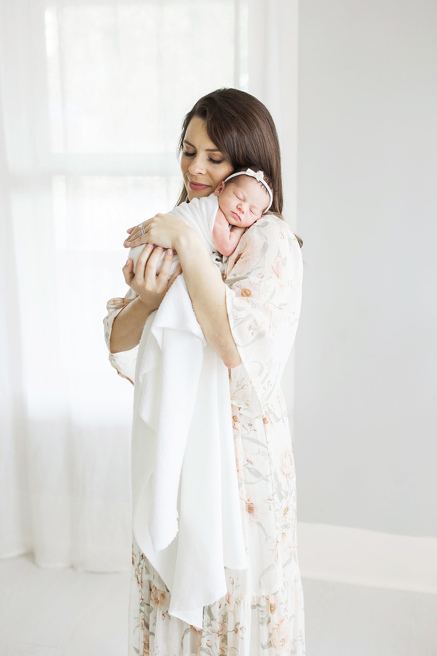 Mom holding her newborn baby girl on her shoulder. Photo by Fresh Light Photography.